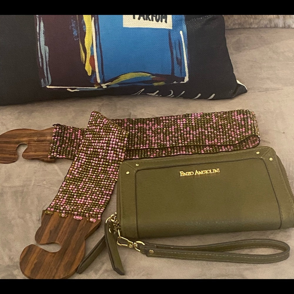 Enzo Angiolini wristlet